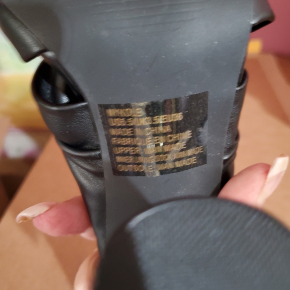 NWOT Black Twisted Leather Tops with Silver/Gold Heels.  Size 5.5 - Picture 5 of 6